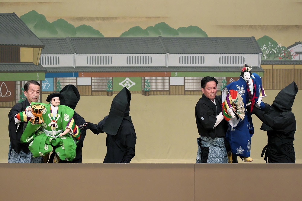 【Bプロ】鼓を持って舞う才蔵（左）と扇を持って舞う太夫（右）