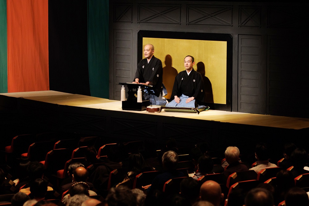 【Bプロ】文楽廻し（床）で解説をする太夫（左）と三味線弾き（右）