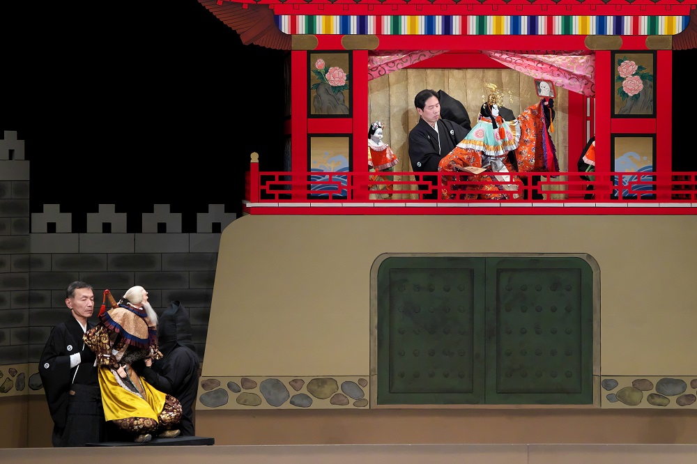 【Aプロ】鏡越しに父の老一官（左）を見つめる錦祥女（右）