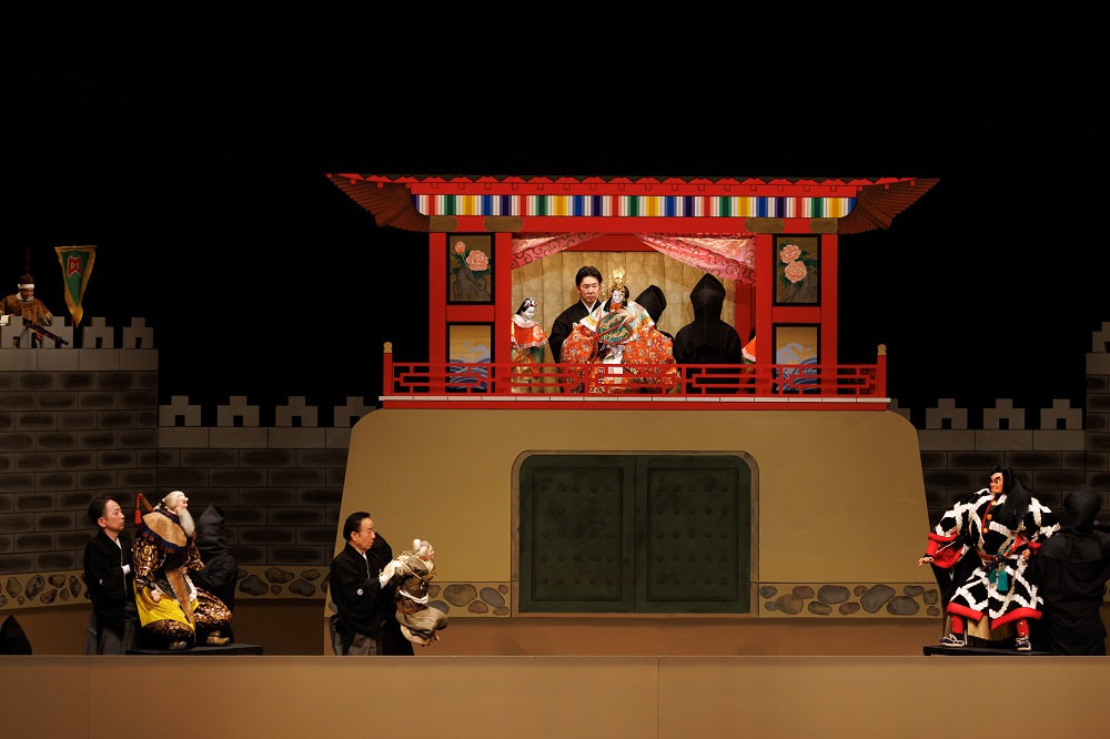 【Bプロ】老一官（下段左）、和藤内（下段右）、縛られた母（下段中央）に交渉結果を知らせる合図を提案する錦祥女（上段）