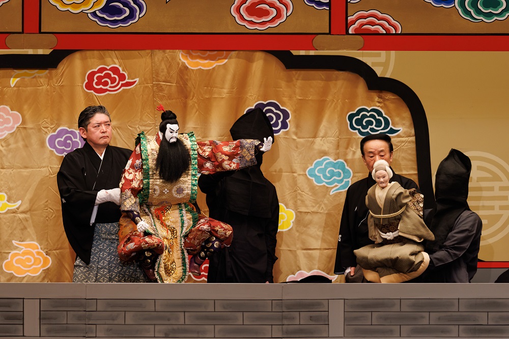 【Bプロ】縛られた母（右）と話す甘輝（左）