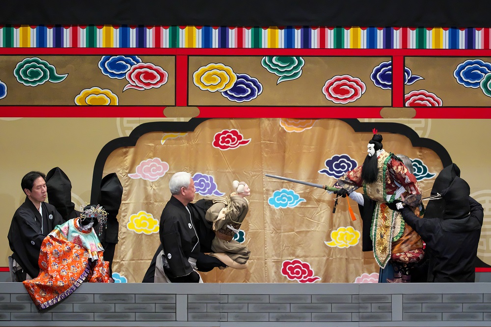 【Bプロ】錦祥女（左）に刃を向ける甘輝（右）の間に入って止める母（中央）