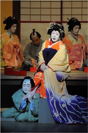 坂田藤十郎のお初（右）と中村翫雀の徳兵衛（左）