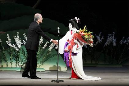 茂木賢三郎理事長と坂田藤十郎さんの写真