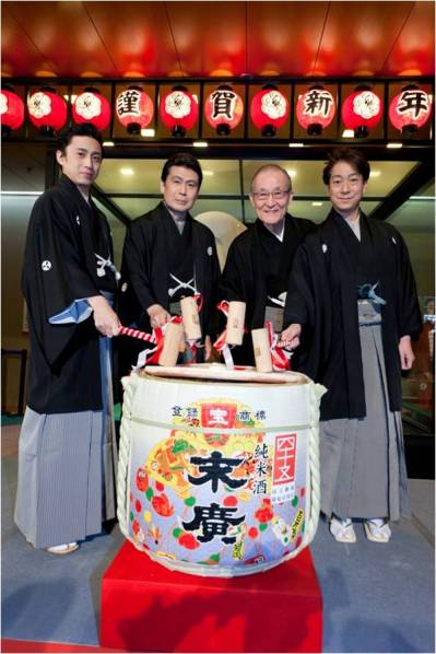 写真左から染五郎丈、幸四郎丈、茂木理事長、福助丈