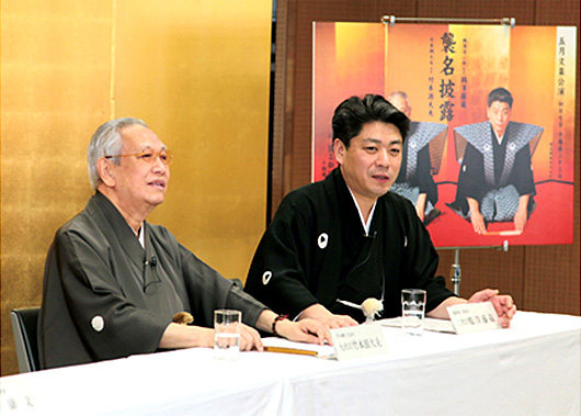 抱負を語る新・竹本源大夫(左) 新・鶴澤藤蔵(右)