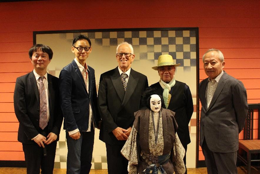 関係者との一枚（左から、大野裕之、鶴澤友之助、ユージーン・チャップリン氏、豊竹若太夫、桐竹勘十郎）