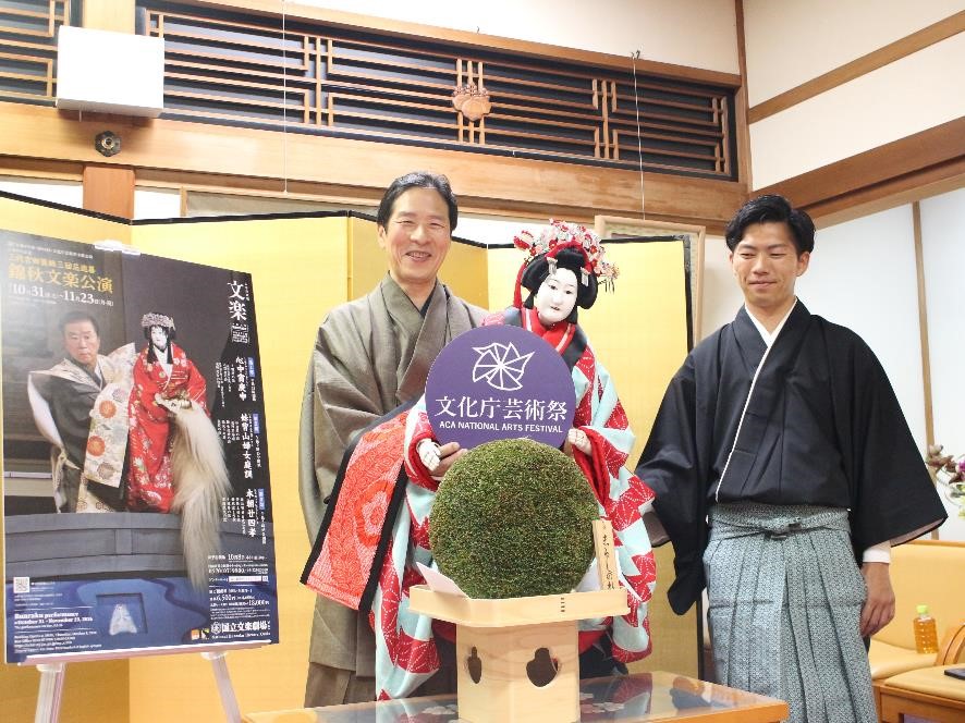 記念撮影 吉田一輔(左遣い:吉田簑悠、足遣い:吉田一大)