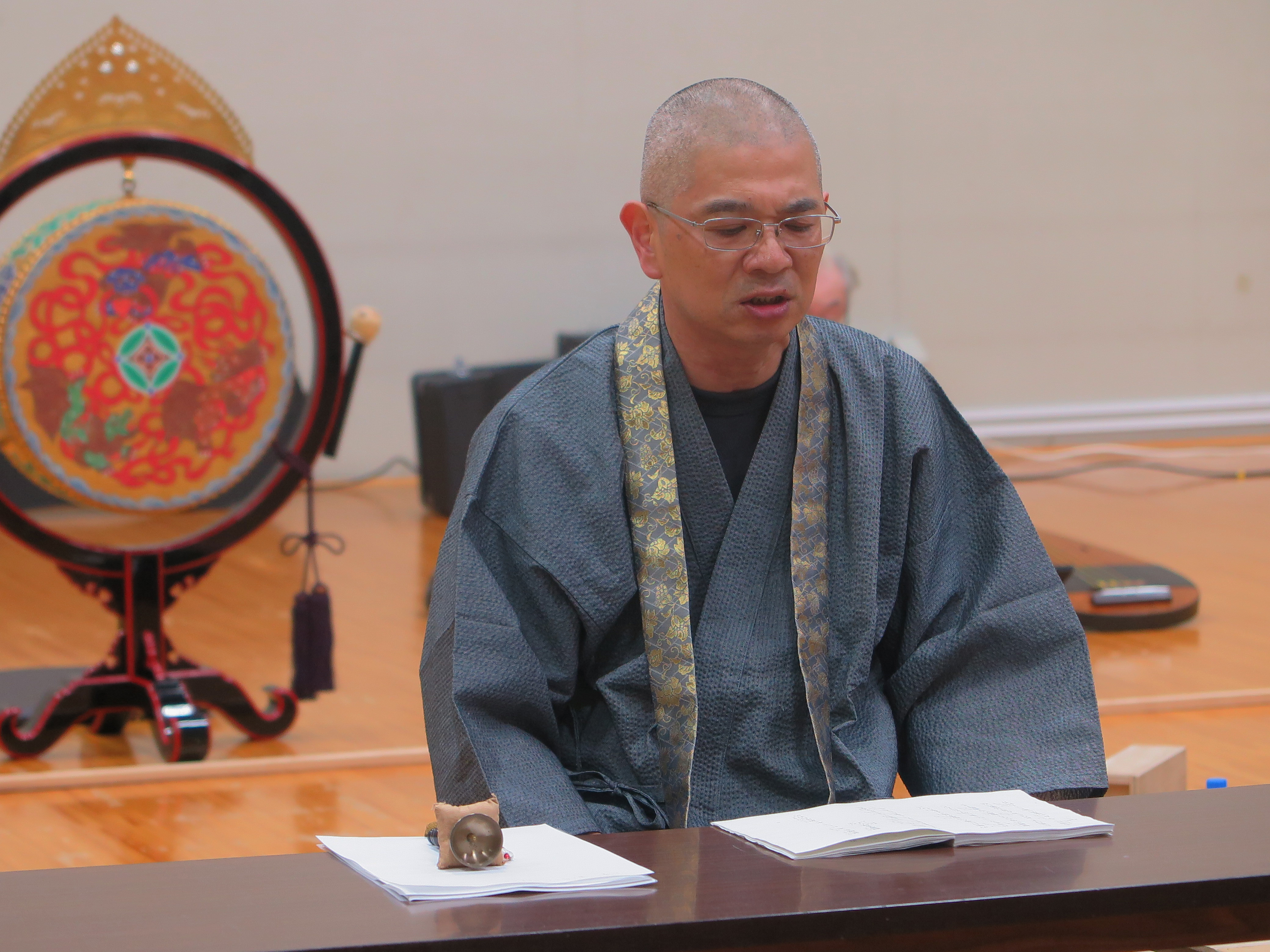 『如意輪講式』の稽古をする室生述成