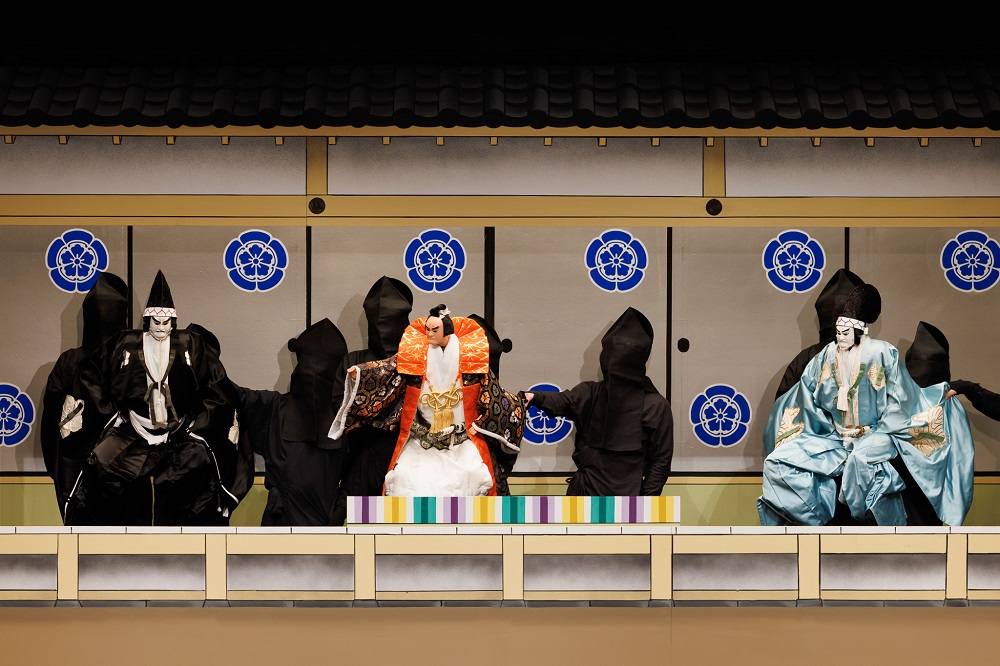 写真：安土城中で、はるながのもとで並び立つ、はるながの忠臣・みつひで、ひさよし