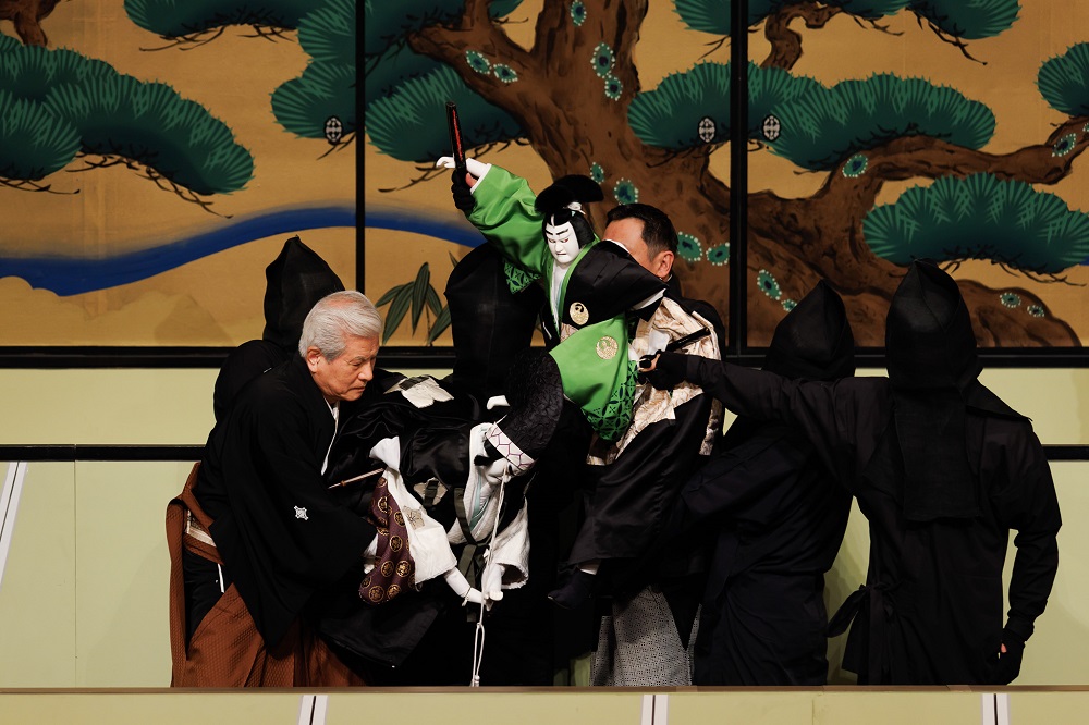 写真：二条城で、らんまるに鉄の扇で打ち据えられるみつひで