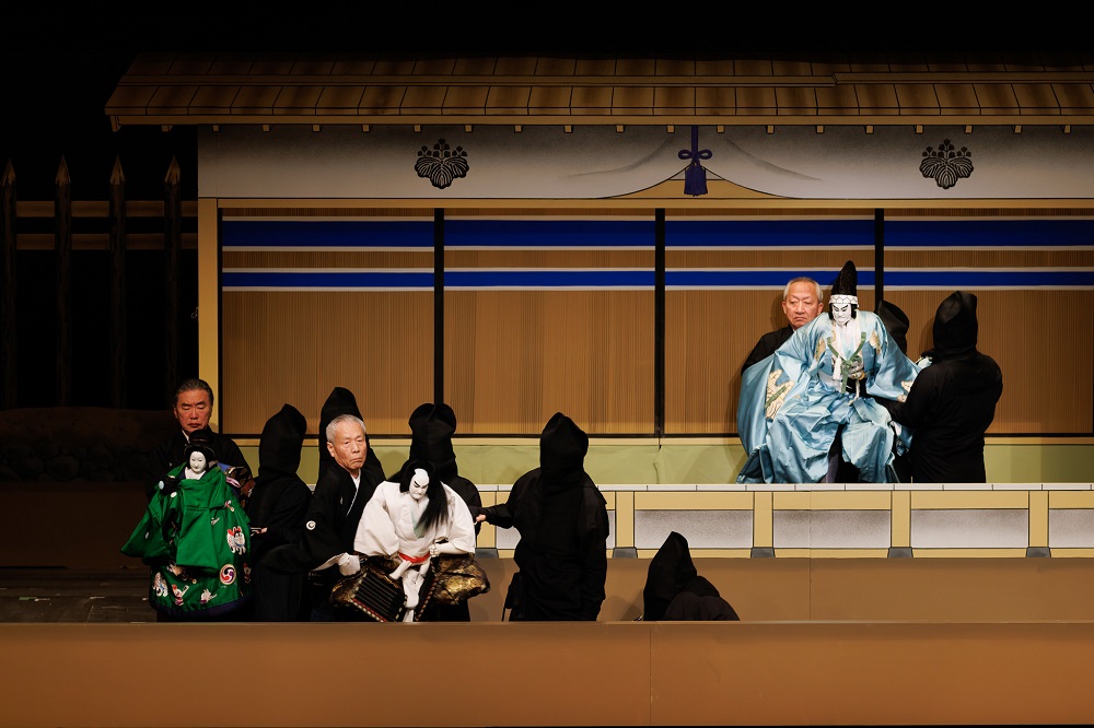 写真：ひさよしが見守るなか、切腹したちょうざえもんのもとに駆け付けた、やりうめ