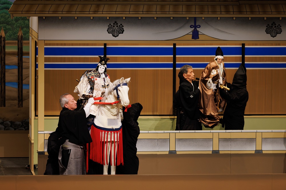 写真：今後の協力を、ひさよしから取り付けられた、たかかげと、馬に乗って、みつひで討伐へ向かう、ひさよし