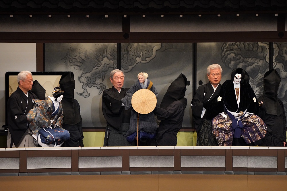 写真：妙心寺を立ち去ろうとするさつきを止める、みさおと、思案するみつひで