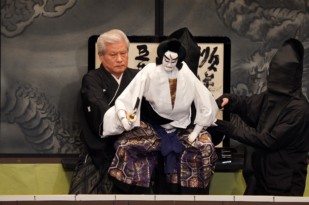 写真：妙心寺で衝立に書き残した辞世の句を背に、刀を手にして切腹しようとする、みつひで