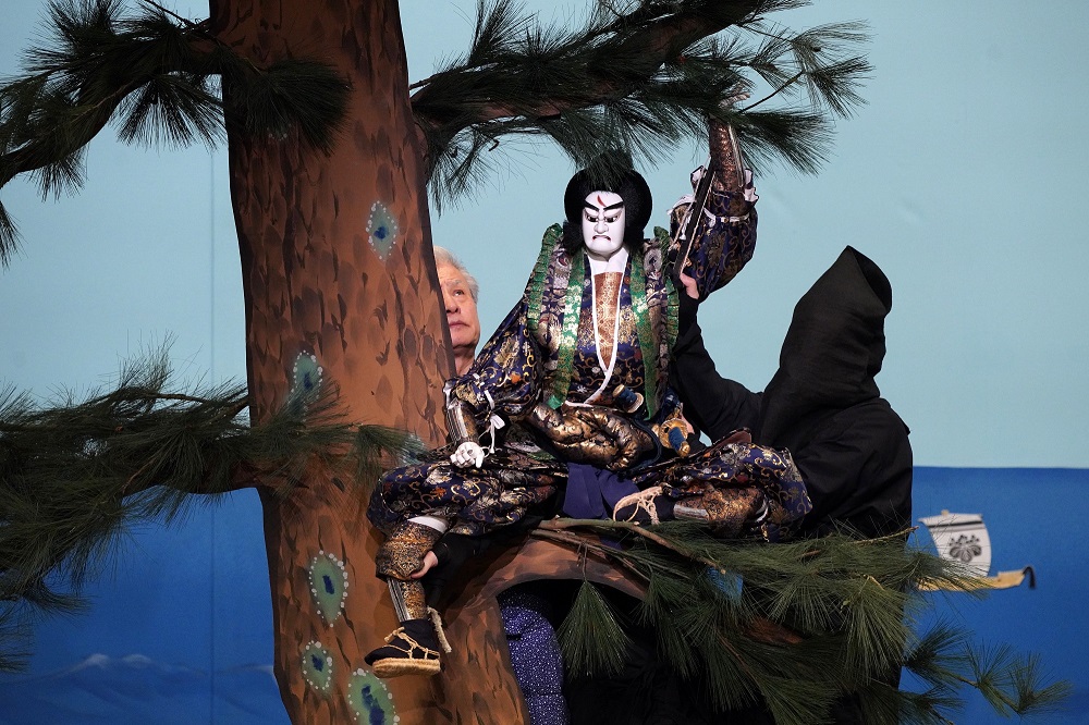 写真：木に登り辺りを見渡す、みつひで