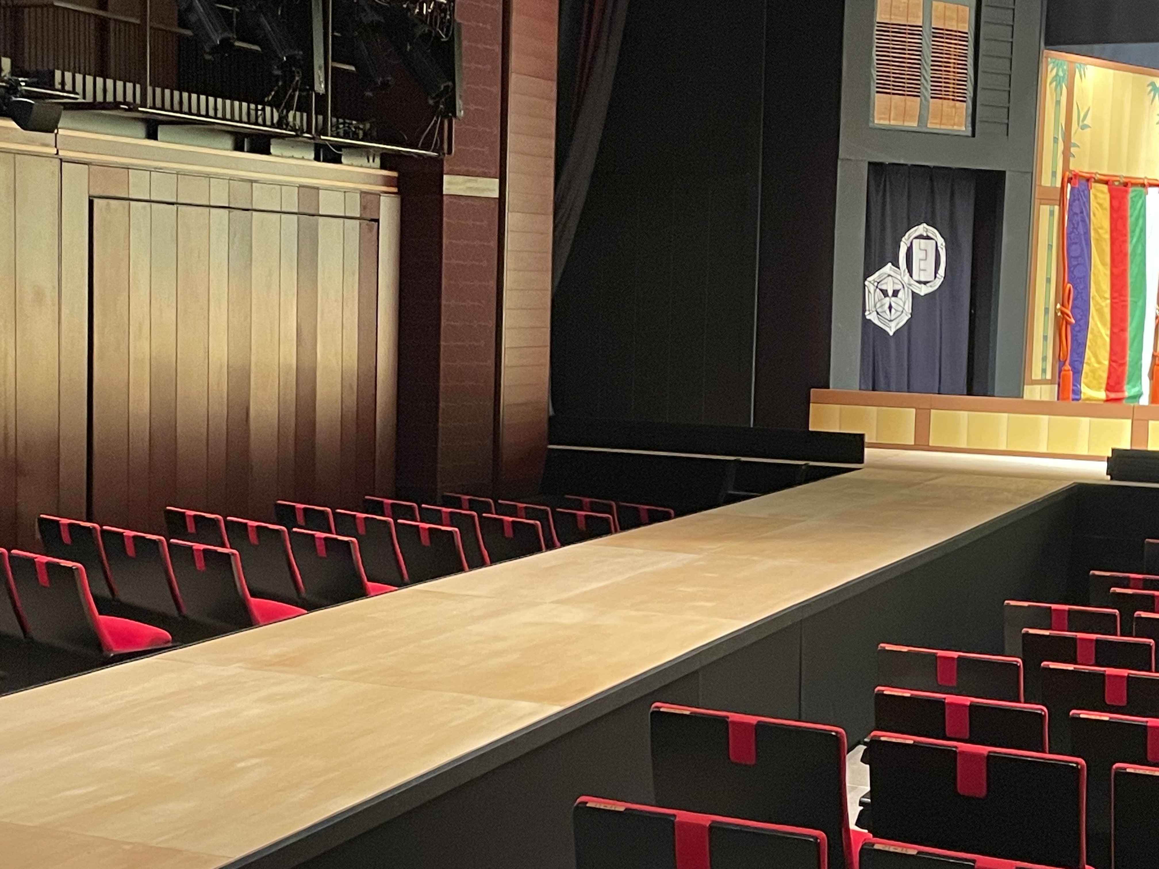 KAAT神奈川芸術劇場ホールに特別に設置したは花道