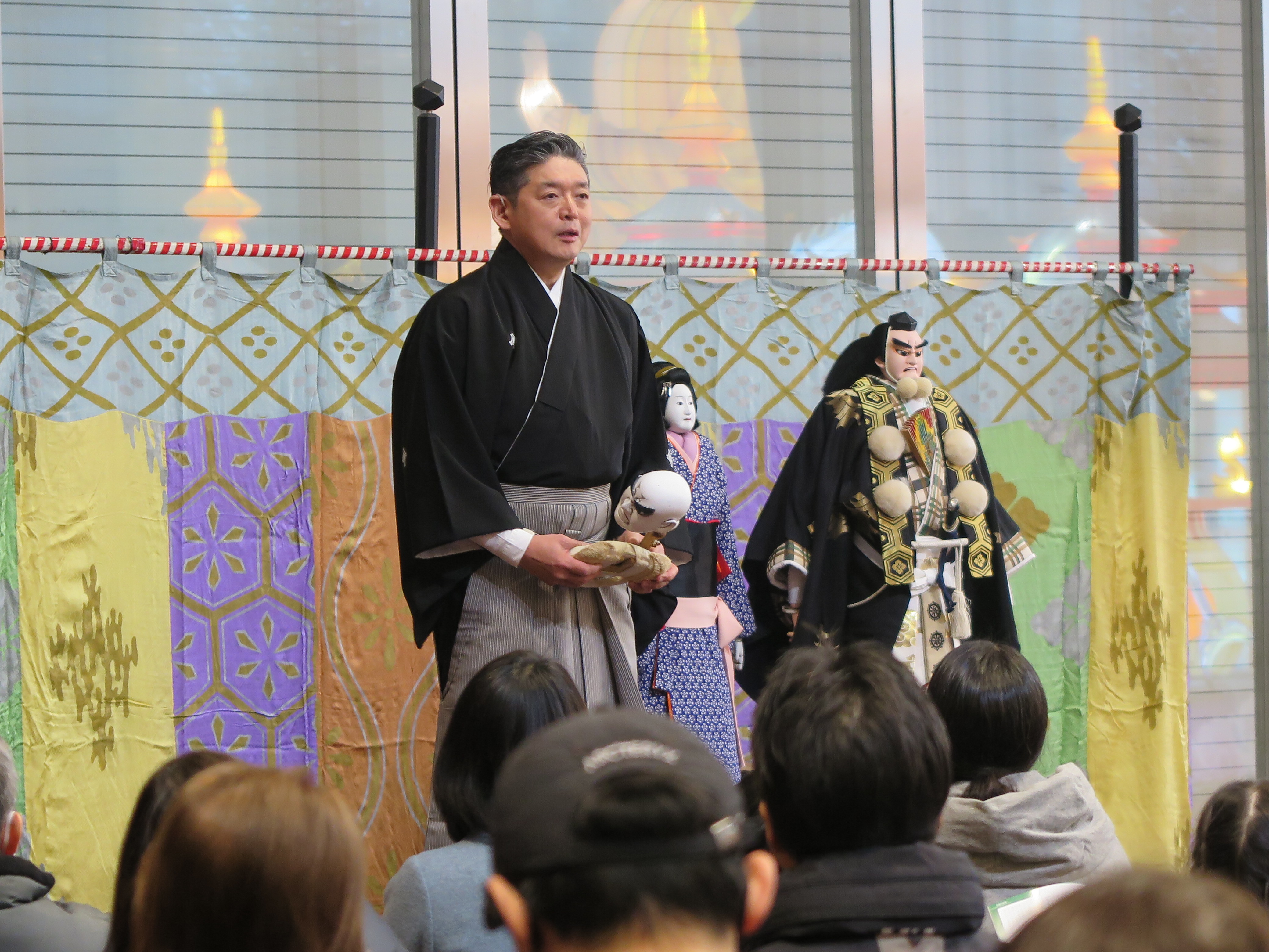 文楽人形について解説する吉田玉助