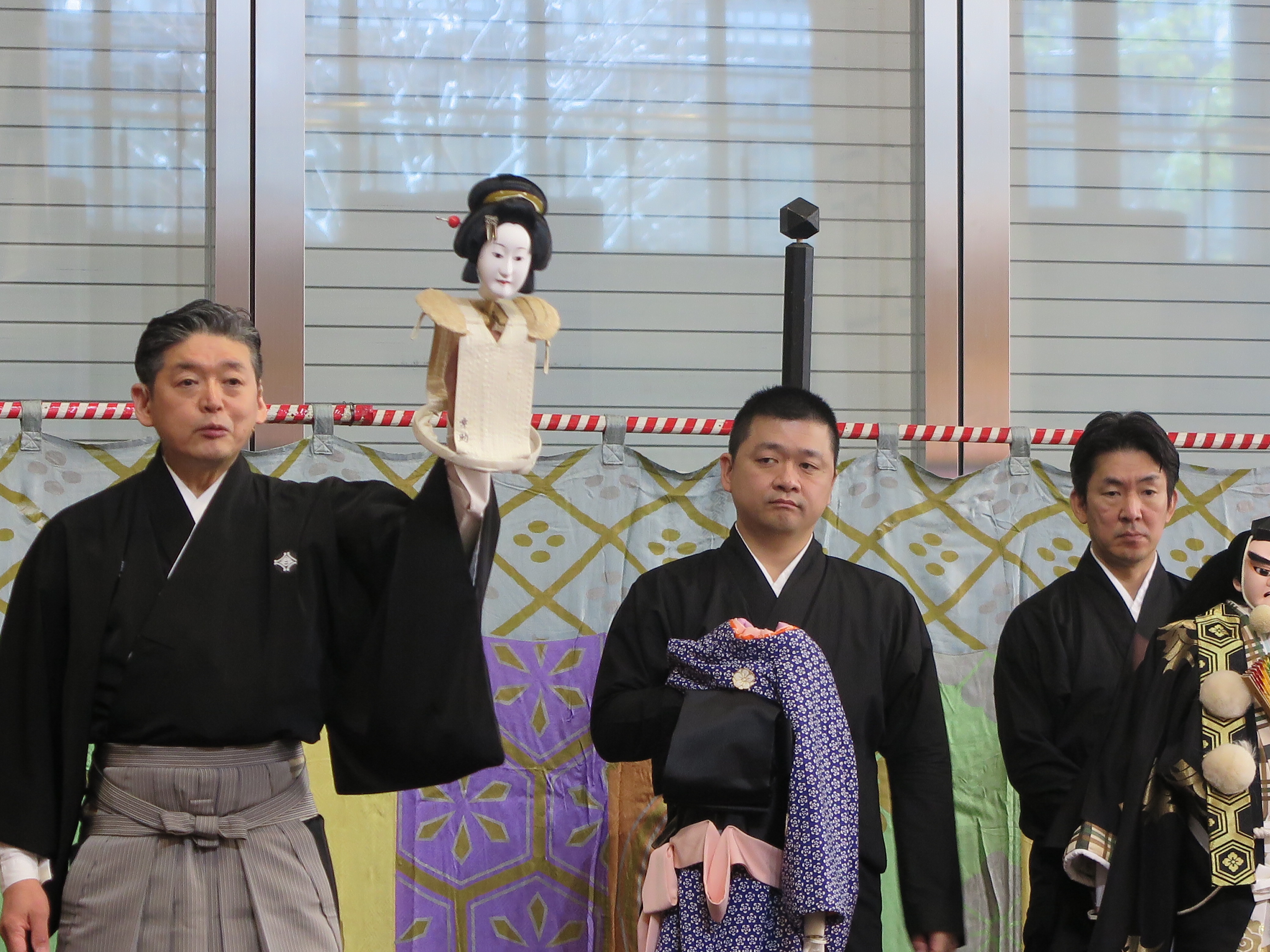 文楽人形について解説する吉田玉助、吉田みのしろう、吉田みのたろう