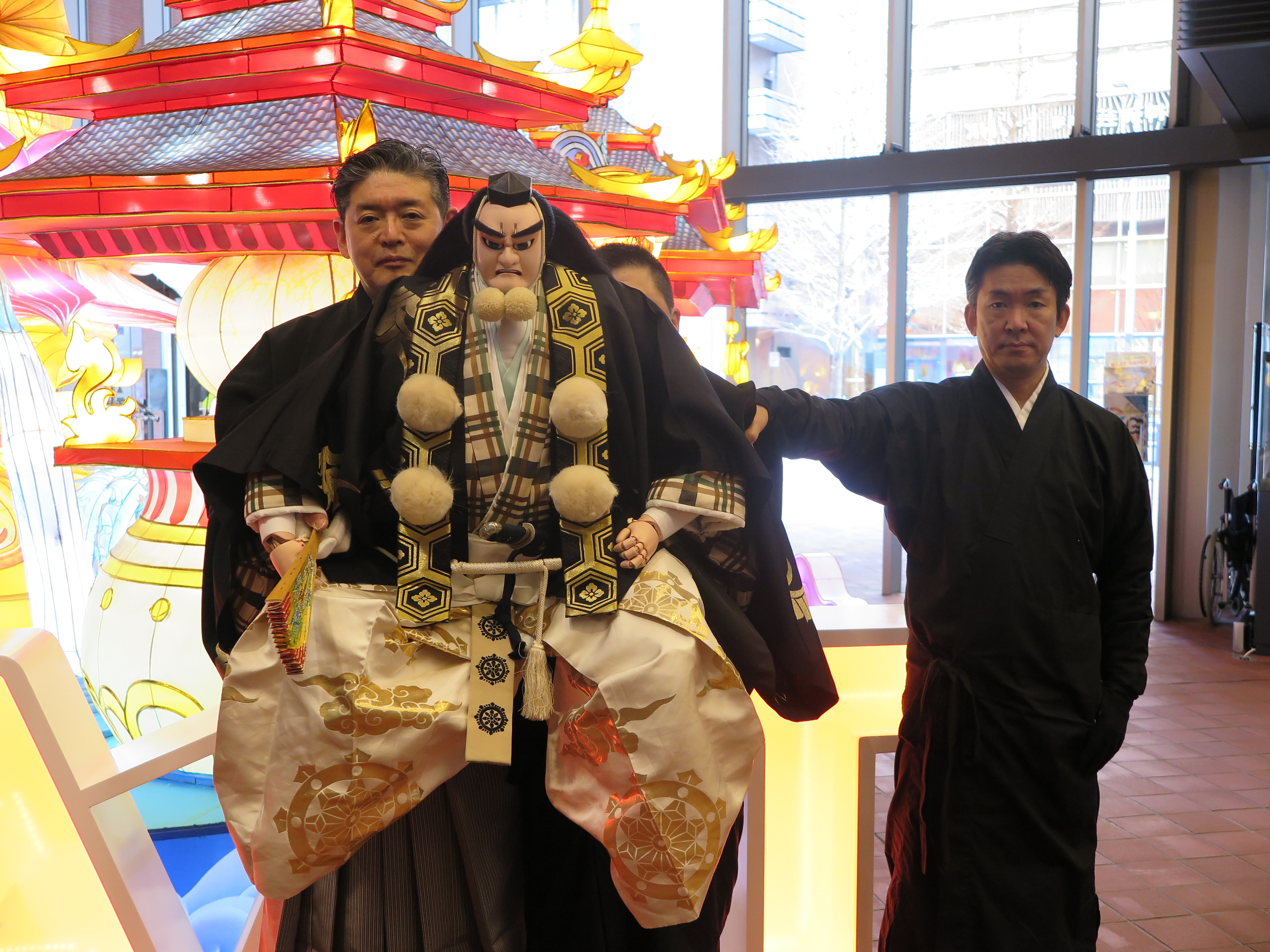 KAAT神奈川芸術劇場にて、べんけい人形を持ち記念撮影をする吉田玉助、吉田みのしろう、吉田みのたろう