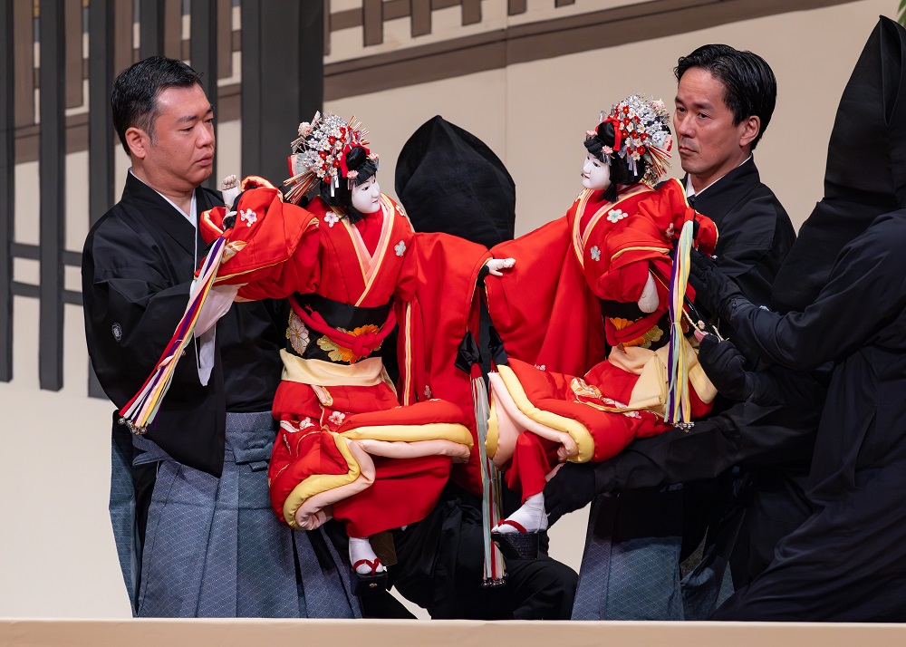 写真：可憐に踊る二人のかむろ