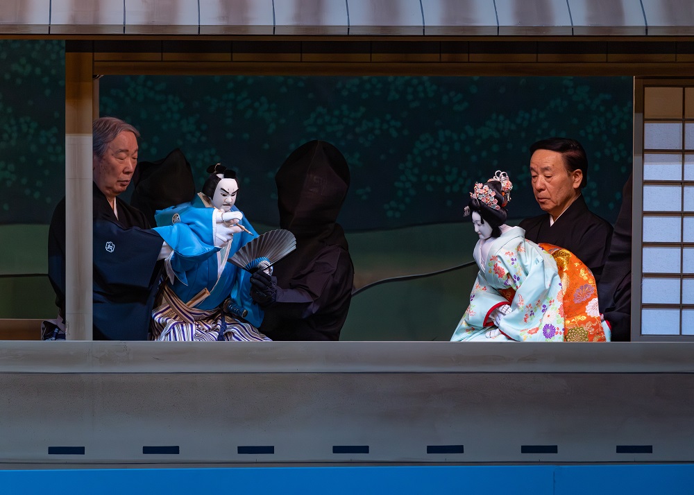 写真：みゆきの船に招かれ、扇に「朝顔の歌」をしたためる、あそじろう