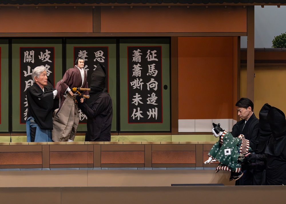 写真：家来のせきすけに、帰国の用意を命じる、ゆみのすけ