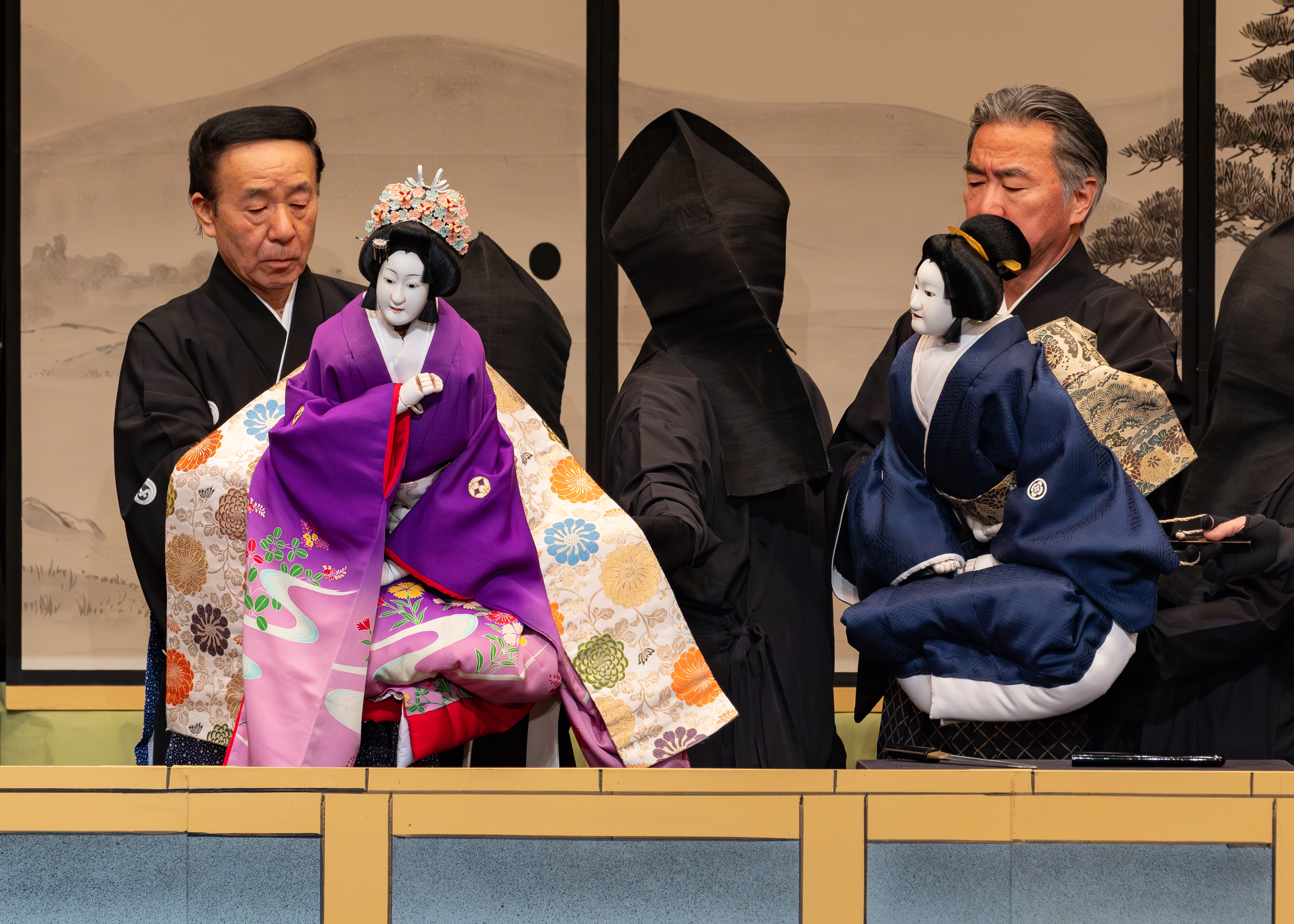 写真：あそじろうへ恋い焦がれるみゆきに、こまざわじろうざえもんを婿にすると説得する、みさお