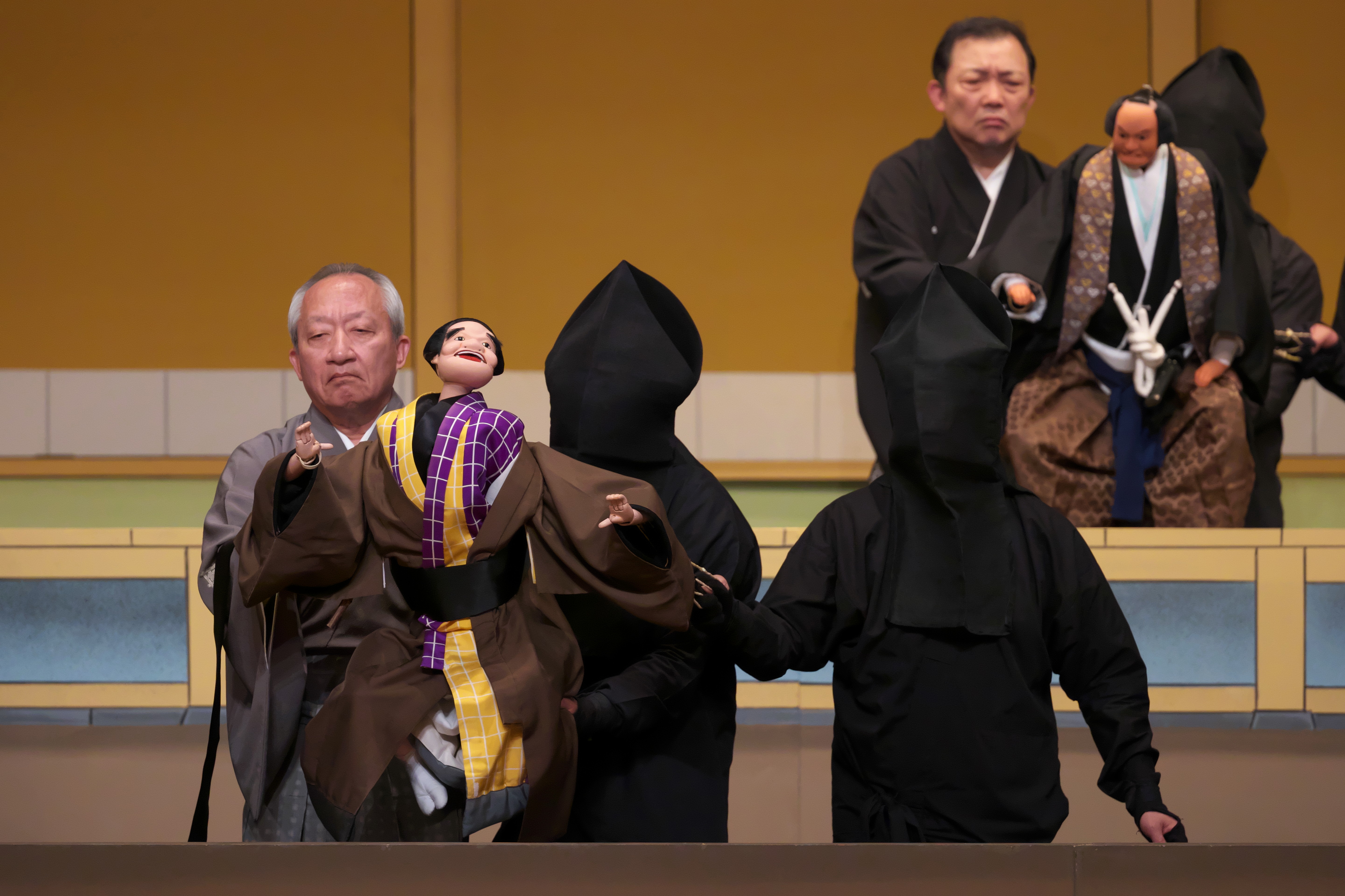 写真：いわしろに笑いを止められてもなお、笑い続ける、ゆうせん