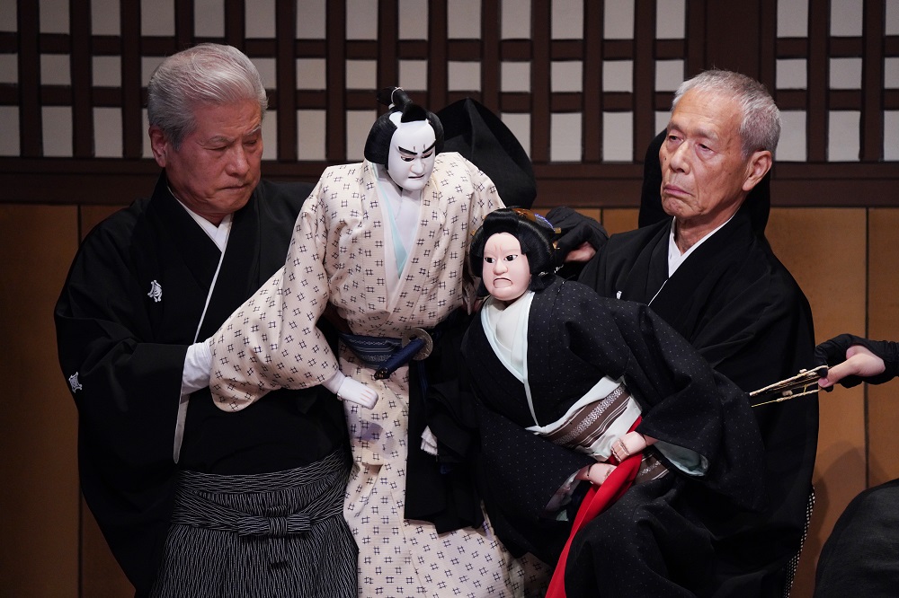 写真：みつぎを外へ追い出し、邪険に扱う、まんの