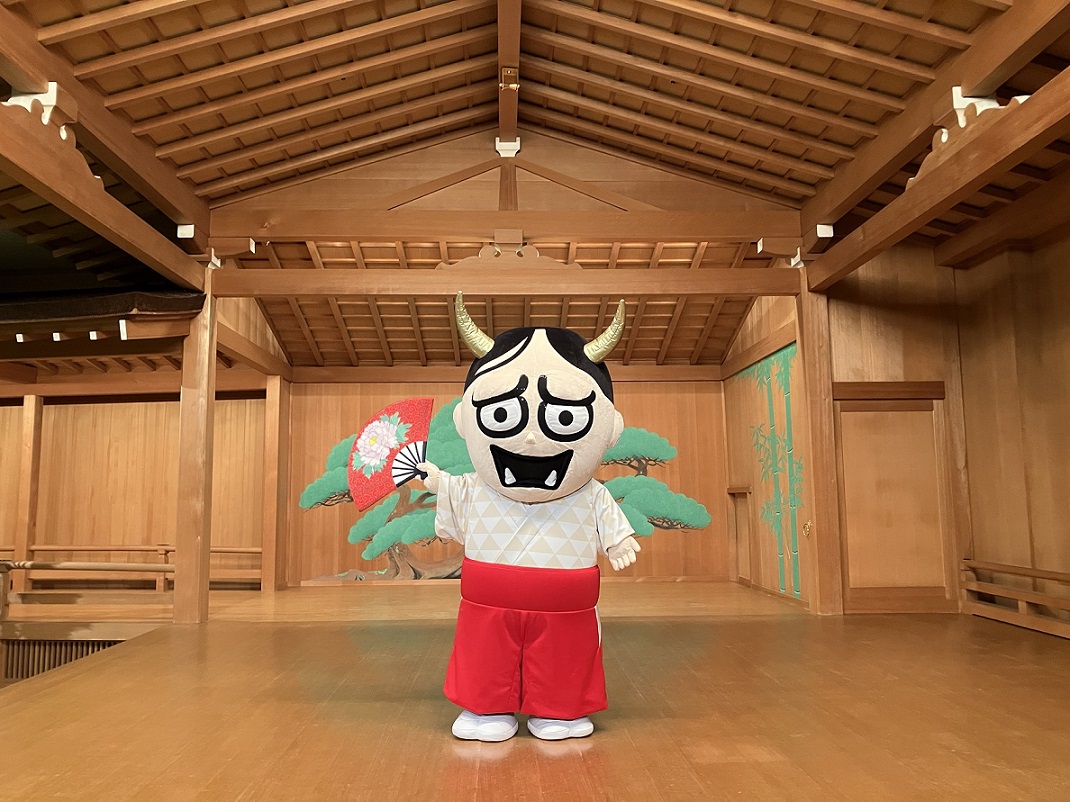 能舞台で扇を持って立っているはんにゃちゃん