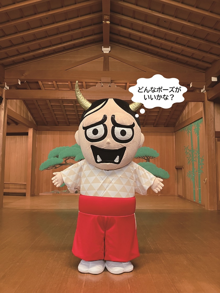 能舞台に立つはんにゃちゃん。どんなポーズにしようか考えている