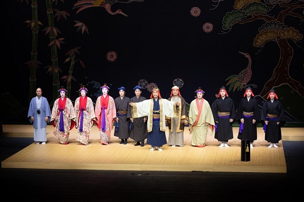 組踊『万歳敵討』の上演後、カーテンコールをうける国立劇場おきなわの出演者一同