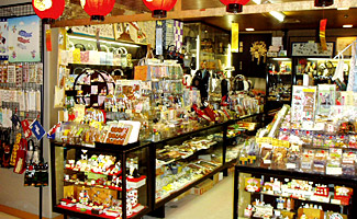 小劇場1階　売店「志んや」