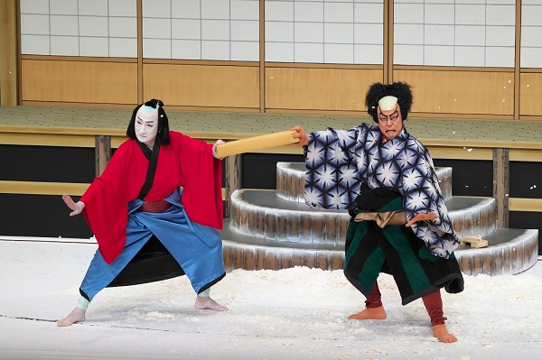 掘り出した箱を巡って争う、よこぞうとじひぞう兄弟