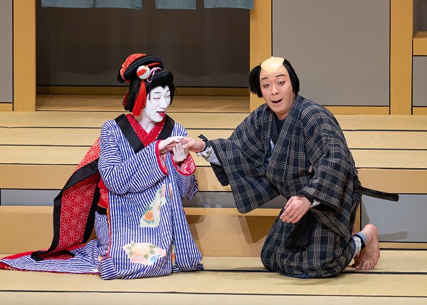 おふねに手を取られ喜ぶろくぞう