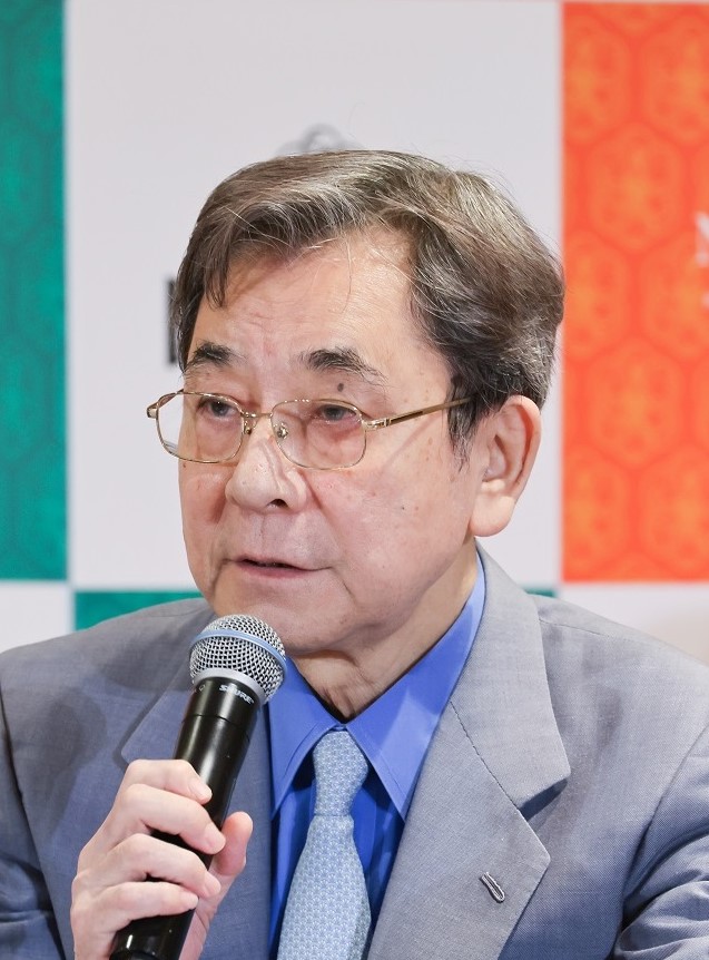 和やかな表情で話す中村梅玉