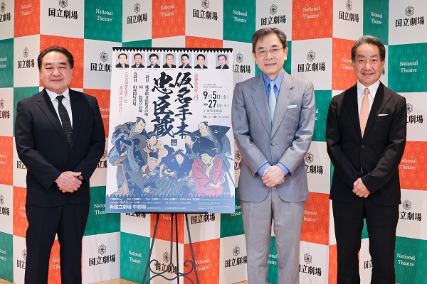 公演ポスターの横に立つ中村梅玉と中村鴈治郎と中村扇雀