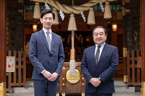 新田神社を参拝した、坂東しんご、中村がんじろうの集合写真