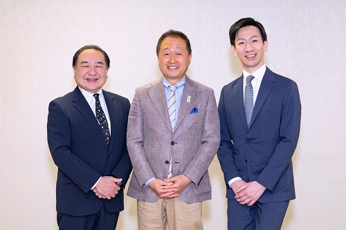 写真：中村がんじろう、鈴木あきまさ大田区長、坂東しんごの集合写真