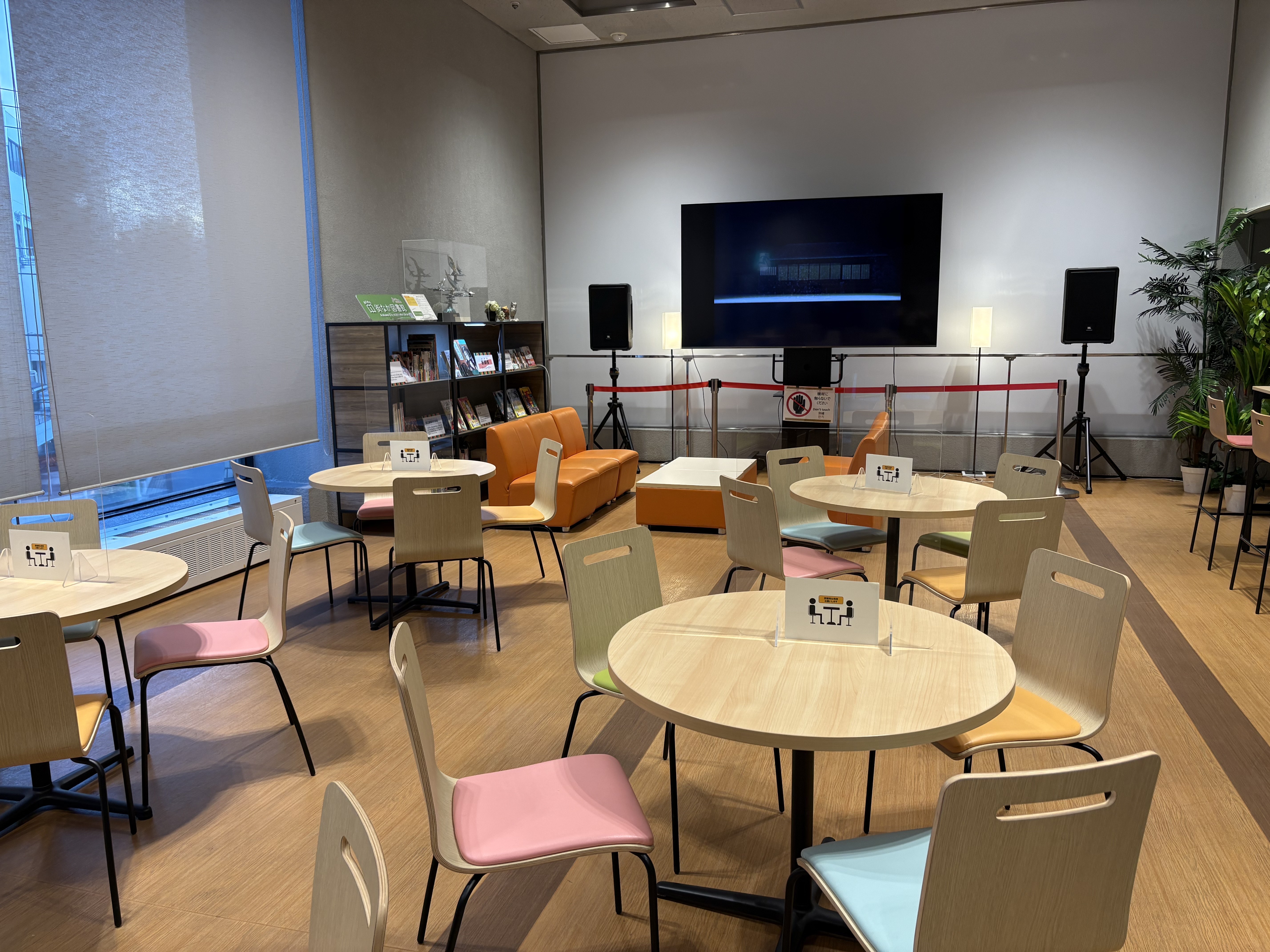 展示室隣のラウンジの様子