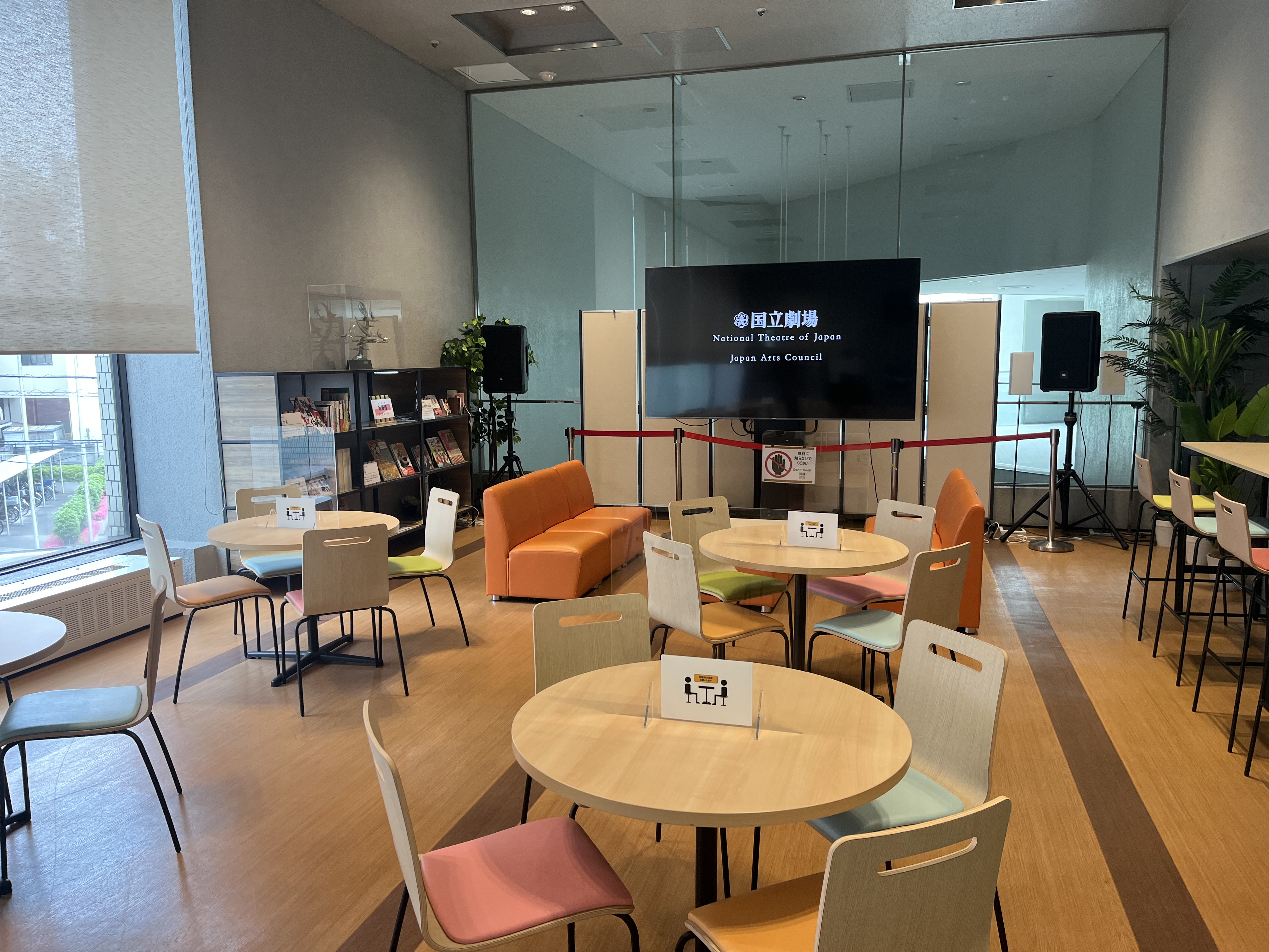 展示室隣のラウンジの様子/>
         <div class=