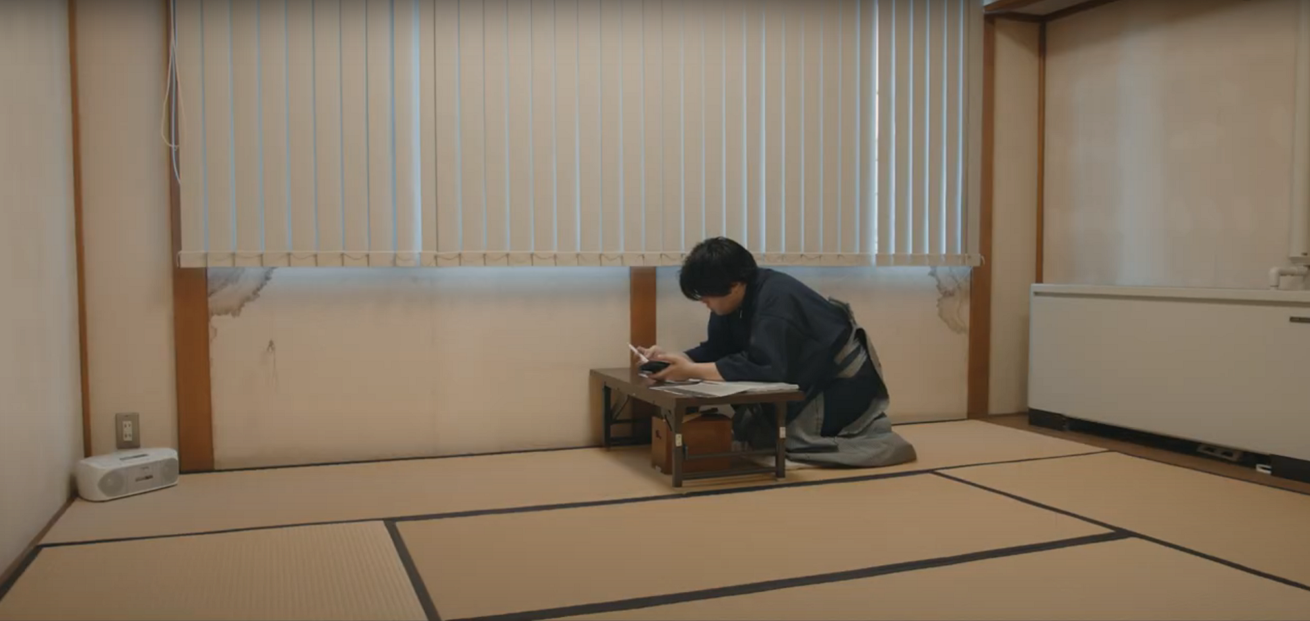 本を開いたり
