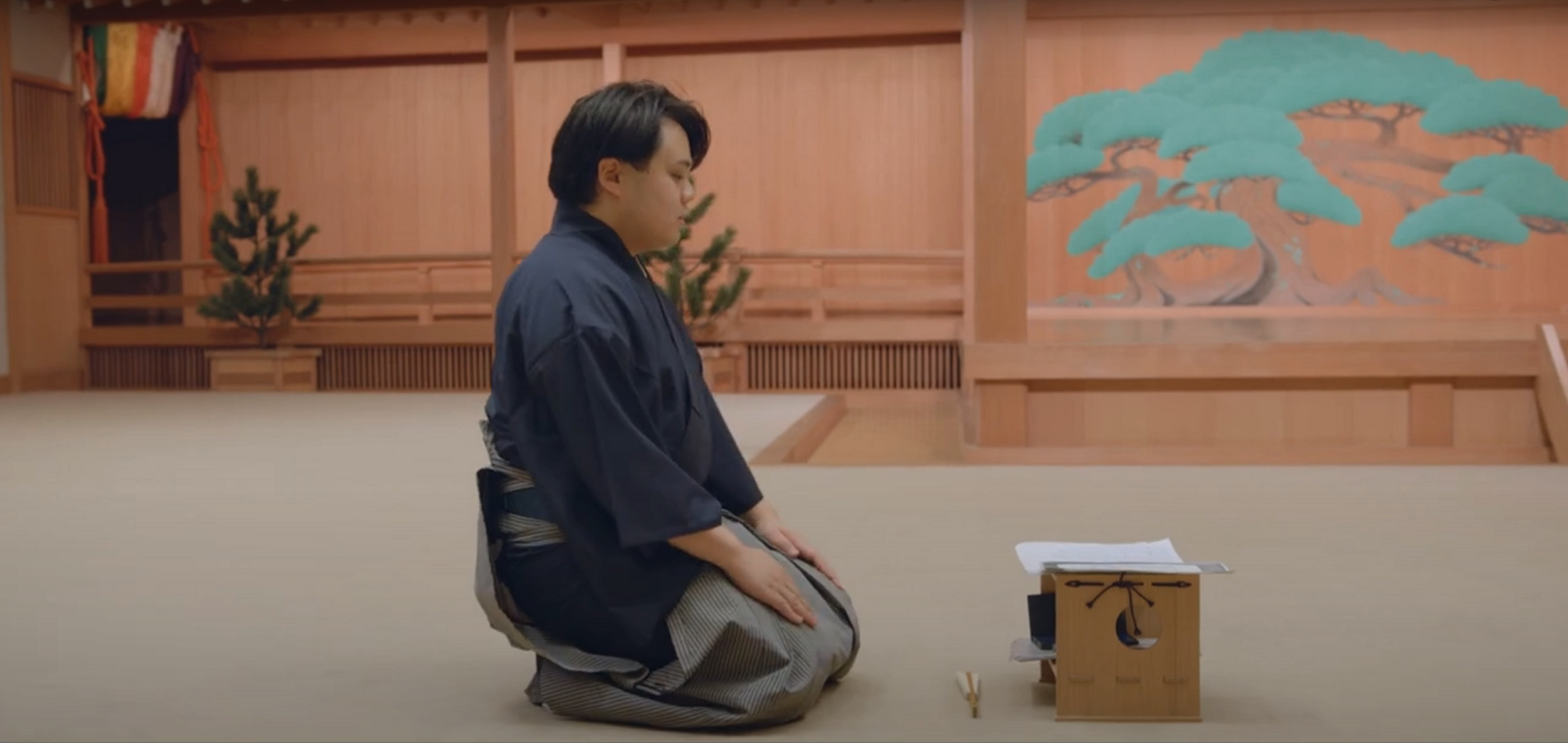 正座をして先生を待つ研修生