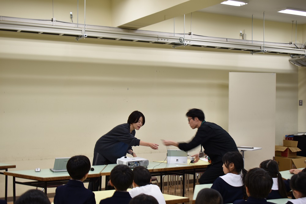 埋忠先生が横山さんにマイクを渡すところ