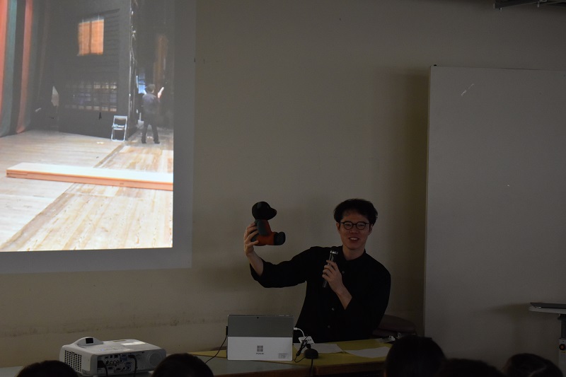 クマの人形を持つ横山さん