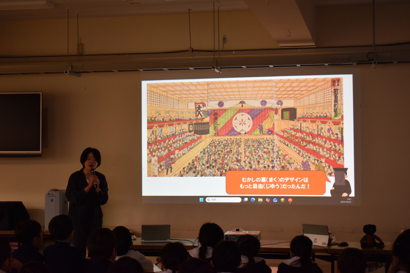 舞台に鮮やかな幕がかかった劇場の錦絵