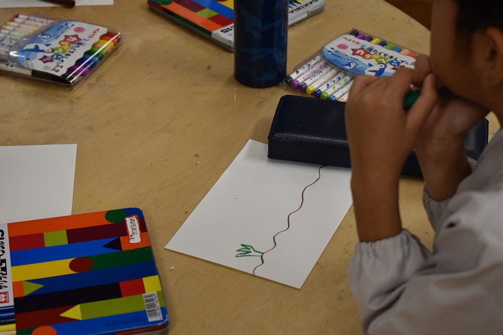 地面から草が生えている絵