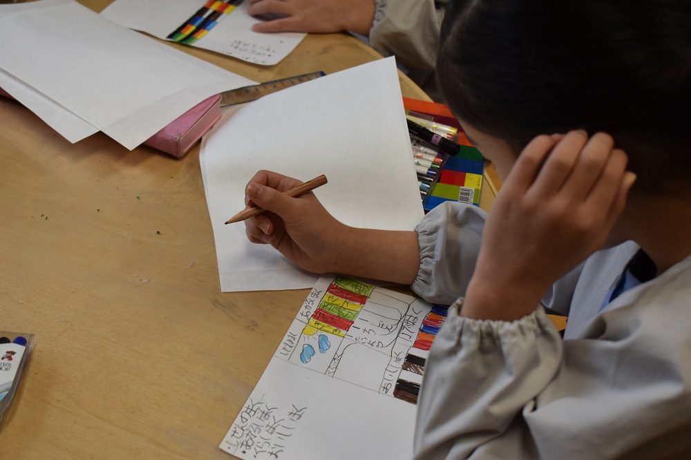 色の組み合わせ見本や文字のメモが書かれた下書き