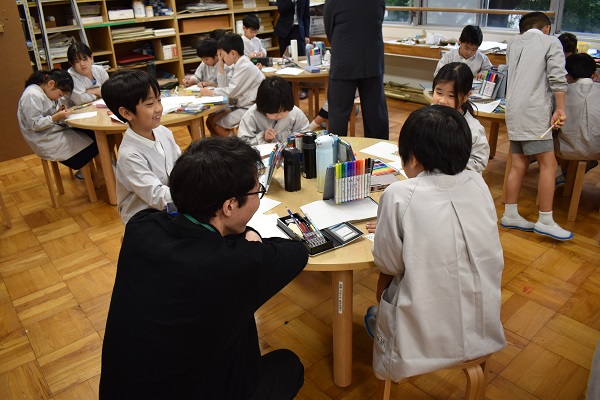 おしゃべり中の男の子と横山さん
